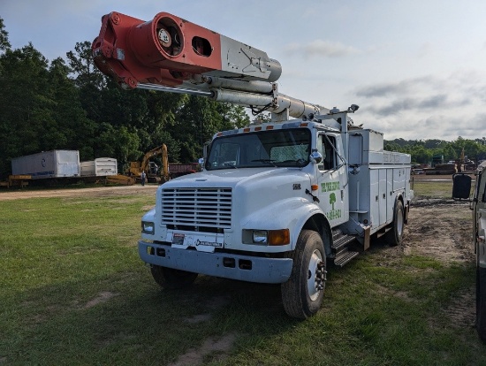 2002 INTERNATIONAL 4900 DT466E BUCKET TRUCK