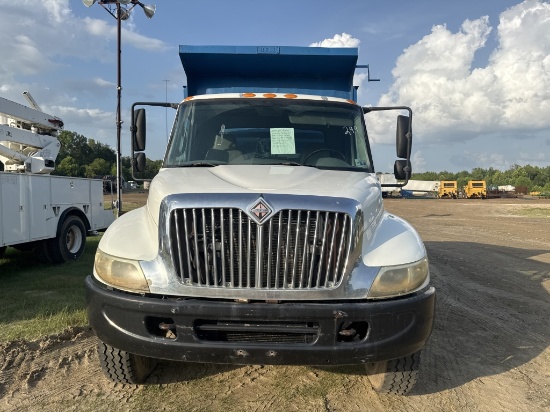 2004 INTERNATIONAL DT466 DUMP TRUCK, AUTO, DIESEL