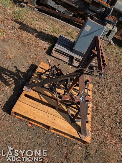 PALLET OF JACK STANDS, BOTTLE JACKS, PIPE JACK