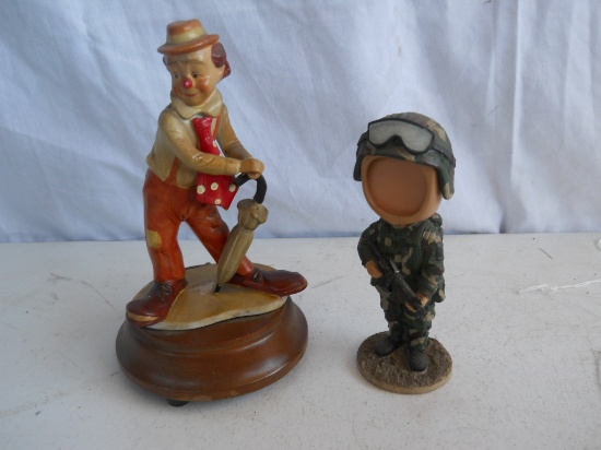 Lot of 2 Figures