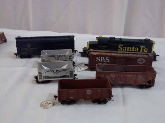Mixed Lot of 7 "HO" Train Cars Including Santa Fe #5628 Diesel Locomotive