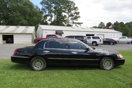 "2002 Lincoln Town Car Cartier L VIN: 1LNHM85W22Y643436