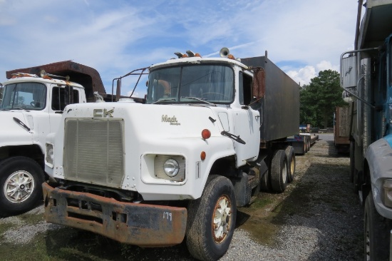 1989 Mack w/Water Body