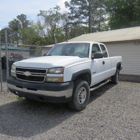2007 White Chevy 2500 HD Truck 4x4