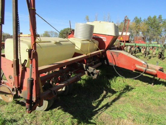 IH Model 400 8 R X 30 Inch Corn Planter, Dry Fertilizer