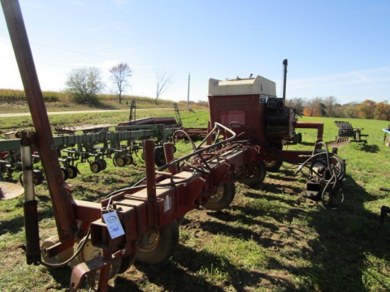 IH 800 8 RW Corn Planter, End Transport