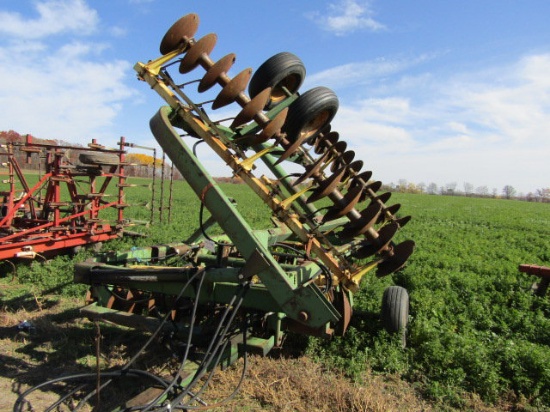 John Deere Model 220-20Ft. Center Fold Disc, Hydraulic Pole, Dual Wheels on