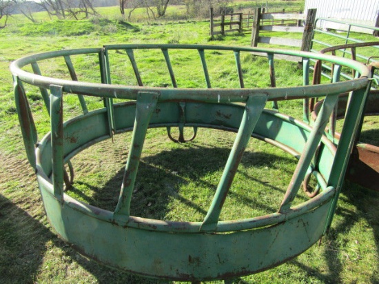 Round Bale Feeder with Hay Saver