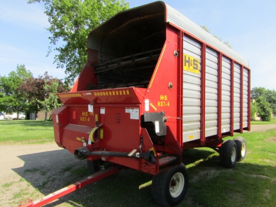 H&S Model HD 7+4 16 Ft. Triple Beater Front Side Unloading Forage Box on H&