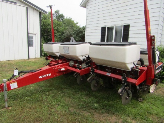 White Model 6100 6 Row 30 Inch Vacuum Corn Planter, Dry Fertilizer, Trash W