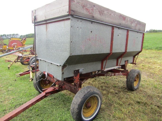 Minnesota Model 125 Flair Box with Hydraulic Hoist on MN Super 6 Four Wheel