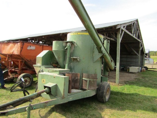 John Deere Model 700 Grinder Mixer, Long Auger, 2 Extra Screens