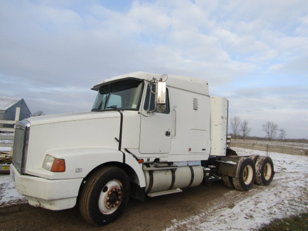 1995 Volvo White Gmc Semi Tractor Twin Screw Sleeper N11 Cummins Eaton Commercial Trucks Truck Tractors Sleeper Truck Tractors Online Auctions Proxibid