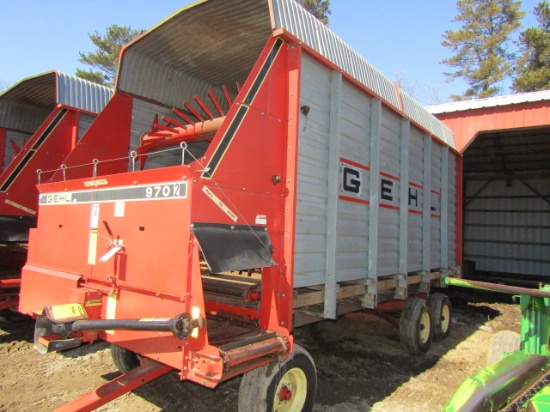 Gehl Model 970 16 FT. Triple Beater Front Side Unload Forage Box on Gehl HD