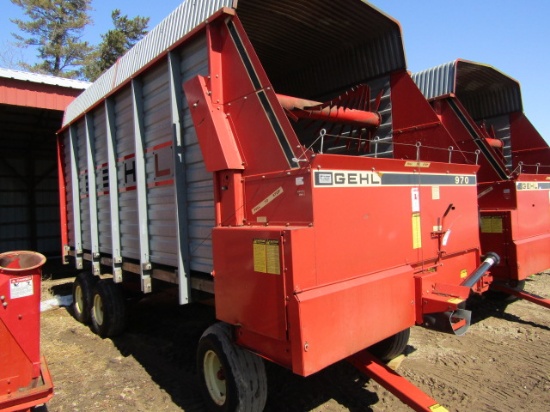 Gehl Model 960 16 FT. Triple Beater Front Side Unload Forage Box on Gehl HD