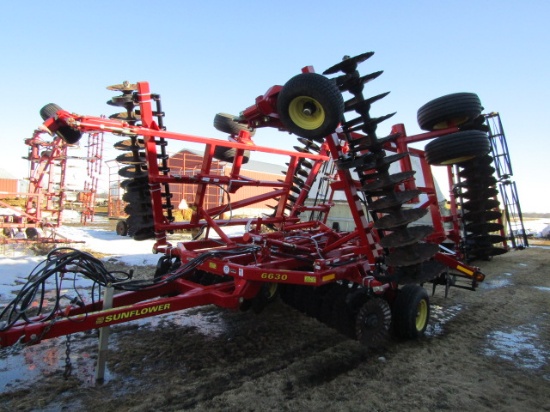 Sunflower Model 6630 Heavy Duty 27 FT. Hydraulic Fold Vertical Tillage Cush