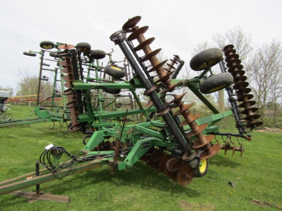 John Deere Model 635 32 FT. Hydraulic Fold Disc, Dual Wheels on Main Frame