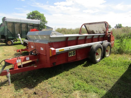 H&S Model 370 Tandem Axle Manure Spreader, Hydraulic End-Gate, Upper Beater