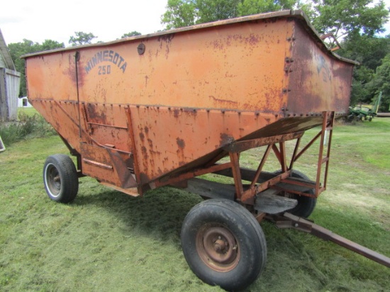 723.  Minnesota Model 250 Gravity Box (Some Bends) on Harms Four Wheel Wagon, Ext. Pole