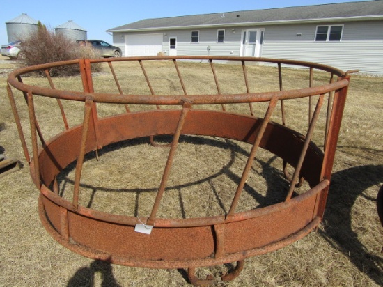 Round Bale Feeder with Hay Saver