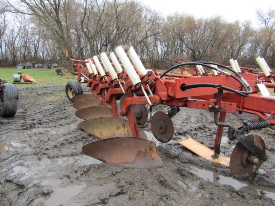 237. IH 720 5 X 18 Semi Mount Auto-Reset Plow, Coulters