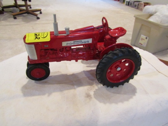 722. Ertl Farmall 350 , Narrow Front, # 1337