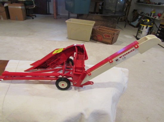 729. Ertl IH Model 1PR Single Row Corn Picker, Meatl & Plastic