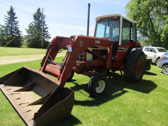 302. 1978 IH Model 886 Diesel Tractor, Dual Door Cab, 3 Point, Dual Hydraul