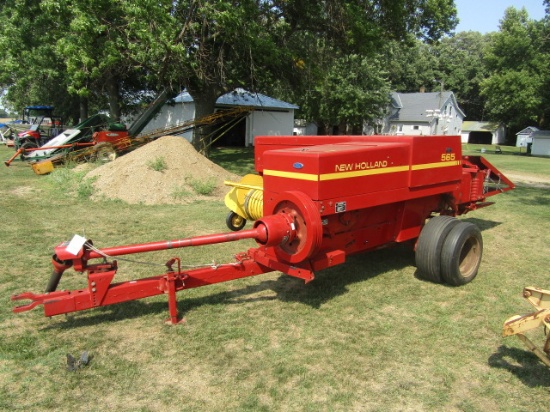 922. New Holland Model 565 Square Baler with Chute, Super Sweep Pickup, Dua