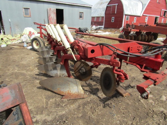 719. IH Model 720 5 X 16 Semi Mount Automatic Re-set Plow, Coulters, Nice C