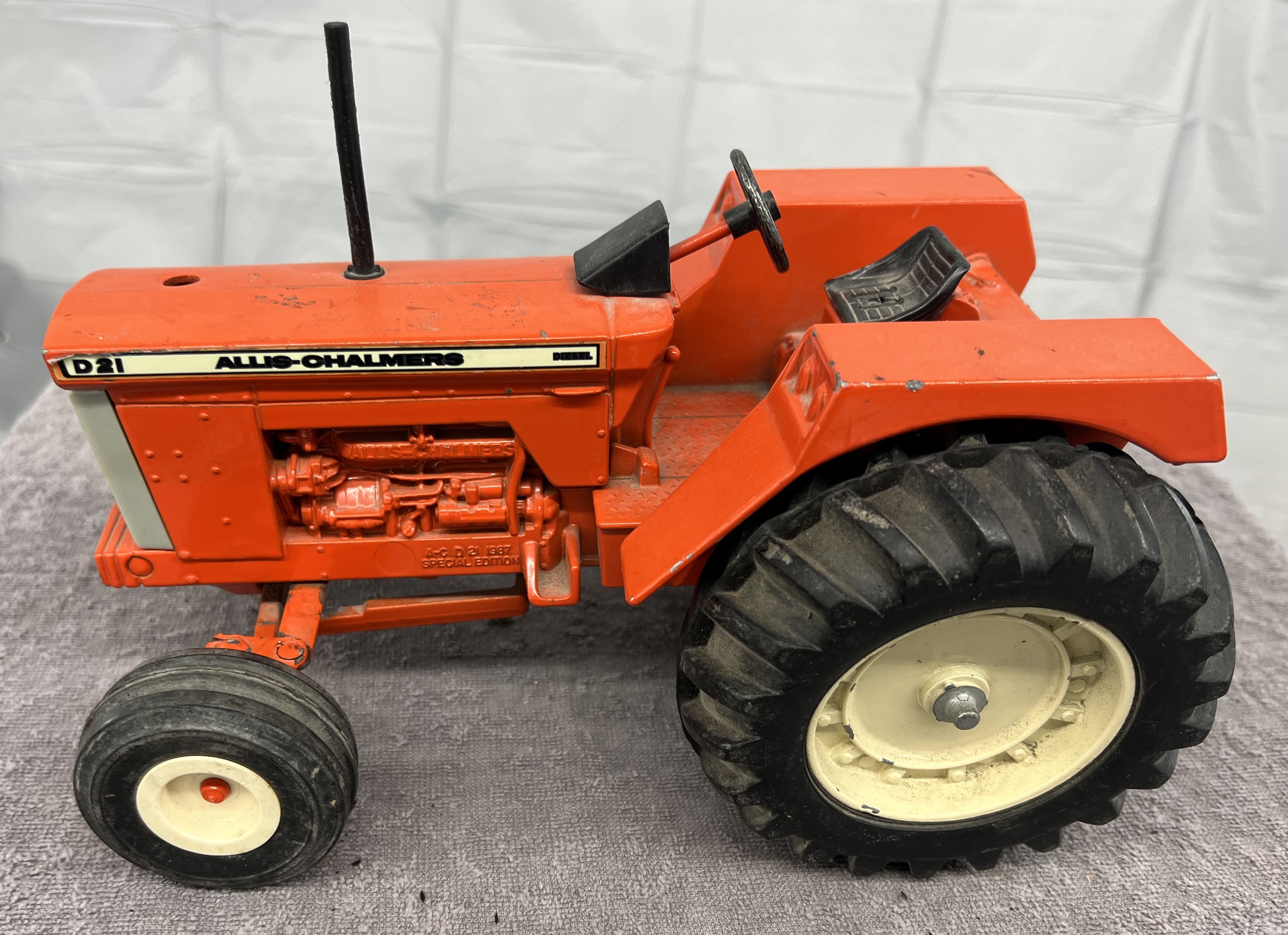 Allis chalmers d21 toy tractor 2025