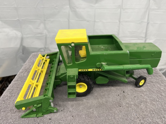 1/16 John Deere 6600 combine with bean head, plastic reel, no box