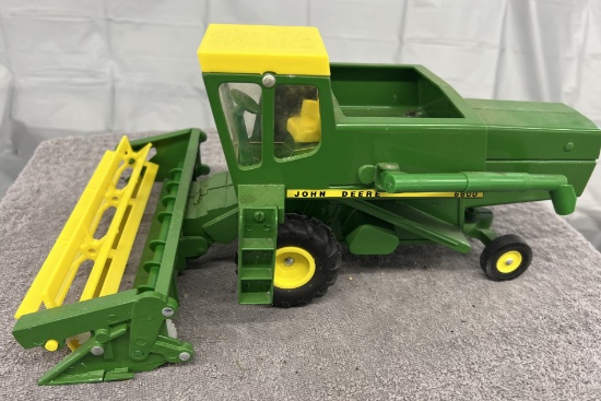 1/16 John Deere 6600 combine with bean head, plastic reel, no box