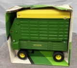 1/16 John Deere forage wagon, box has wear