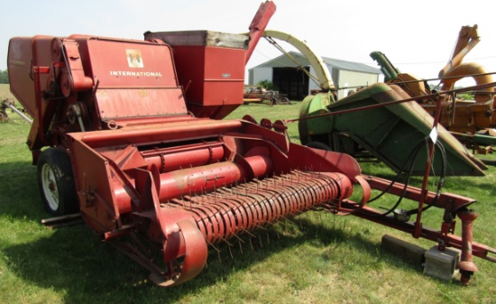 964. IH Model 82 Pull Type PTO Combine, Pickup Head