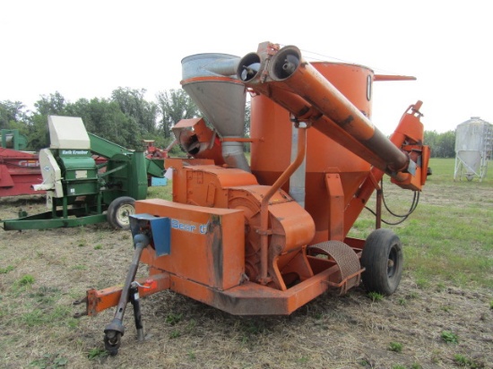 824. Bear-Cat Model 950 Grinder Mixer, Folding Auger, Hyd. Drive, Extra Scr