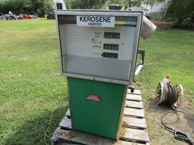 11. WAYNE E730 SERVICE STATION STYLE GAS PUMP | Proxibid