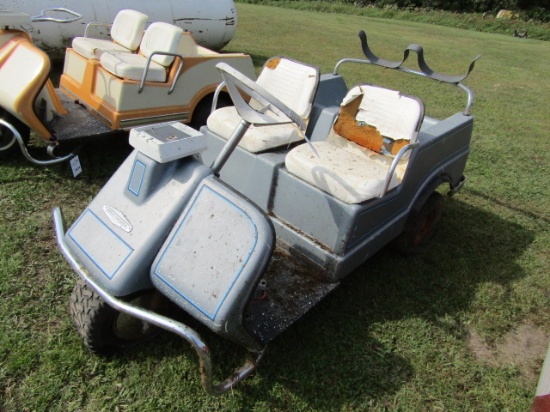 17. 1968 HARLEY DAVIDSON ELECTRIC GOLF CART, NO BATTERIES WITH CHARGER