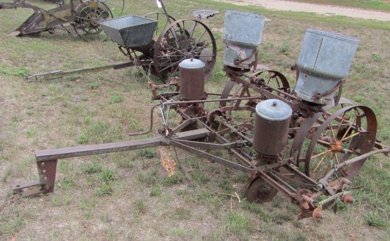 606. IH 2 ROW TRACTOR DRAWN CORN PLANTER