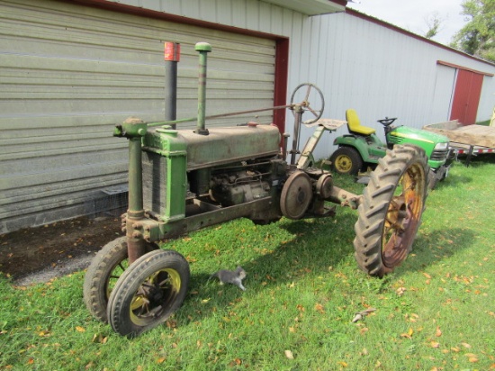 # 975. John Deere Unstyled B, Gas, NF, Hand Crank, 9-36 Rear Tires on Flat