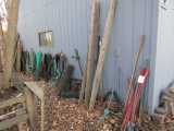 987. SEVERAL GARDEN HOSES, STEEL POSTS, MISC. YARD FENCING