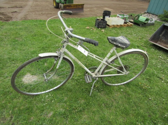 167. JOHN DEERE LADIES 10 SPEED BIKE