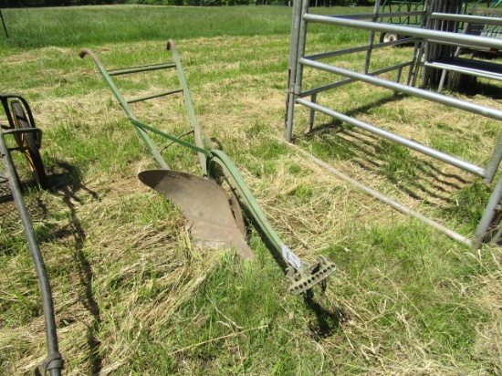 212. JOHN DEERE WOODEN HANDLE WALKIING PLOW