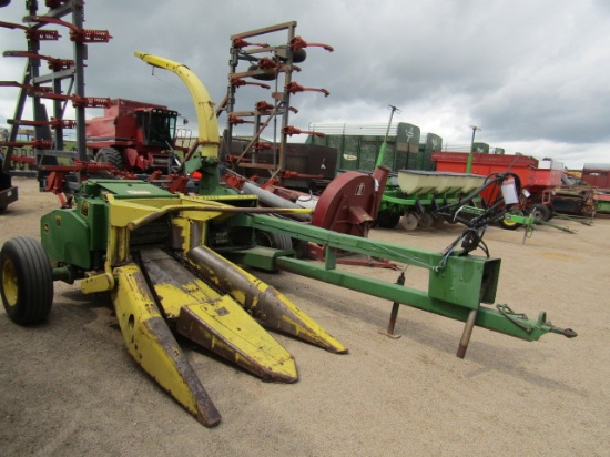 883. 327-773. JOHN DEERE 3940 FORAGE HARVESTER WITH 2 R X 30 INCH CORN HEAD