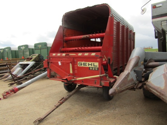 894. 213-361, GEHL 920 14 FT. FORAGE BOX ON TANDEM AXLE WAGON, TAX/ SIGN ST