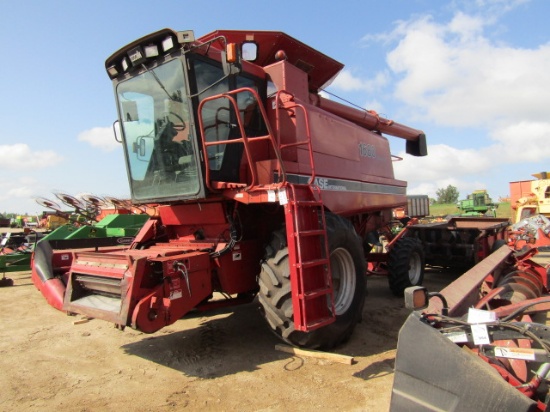953. 401-1037. CASE IH 1680 AXIAL FLOW COMBINE, HYDRO, CRARY BIG TOP HOPPER EXT., 20.5L-32 TIRES,