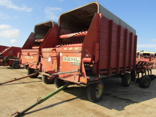 966. 392-1042, GEHL 940 14 FT. FORAGE BOX ON HD 1075 WAGON, EXT. POLE, FLOTATION TIRES,