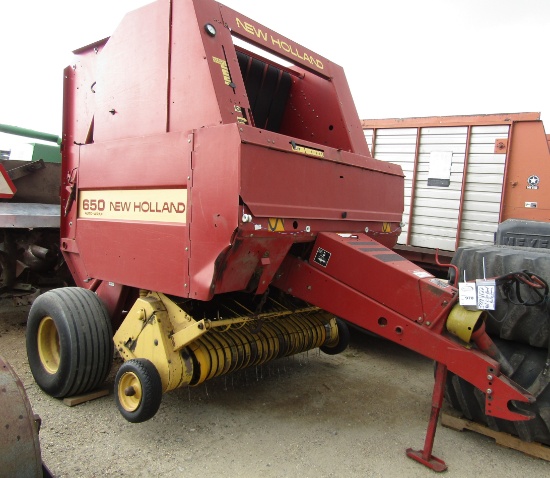 970. 389-1122. NEW HOLLAND MODEL 650 AUTO WRAP TWINE TIE ROUND BALER, TAX / SIGN ST3