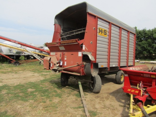 976. 444-1309 H&S XL-69 CHOPPER BOX ON JOHN DEERE TANDEM AXLE GEAR, EXT. POLE, FLOTATION TIRES,