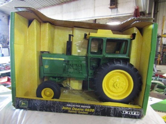 920. 1/16 ERTL JD 4620, NIB